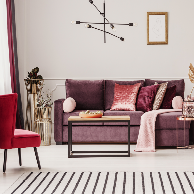 elegante salón con sofá burdeos